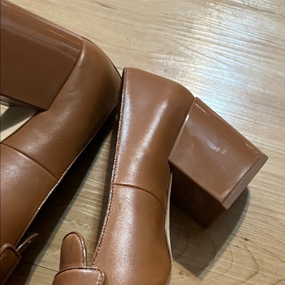 Classic, beautiful Tory Burch Block Heels - Picture 5 of 6